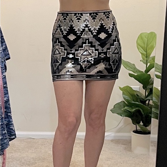 Express Silver Sequin Mini Skirt - Picture 2 of 8